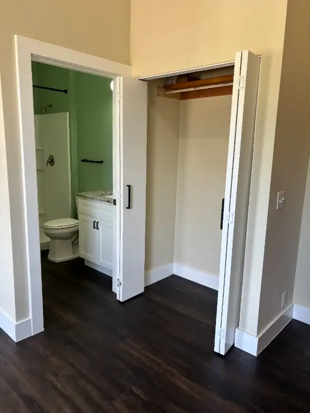 207 bathroom and closet
